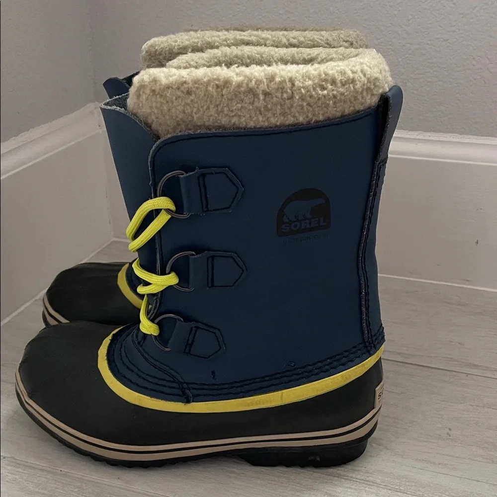 Sorel Kids Snow Boots - Navy and Lime size 4